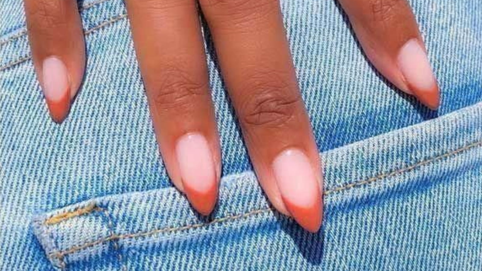 Une french manucure orange