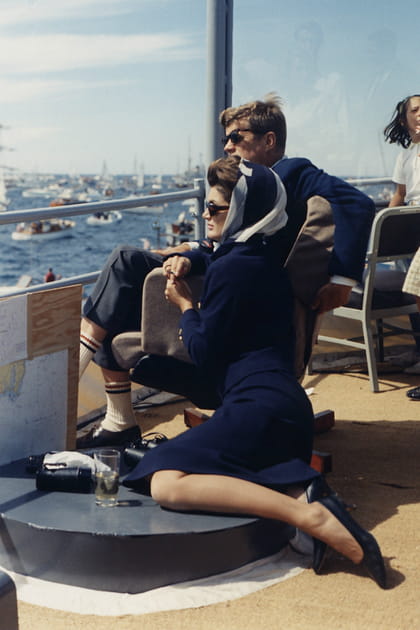 Jackie Kennedy en tailleur bleu marine et foulard