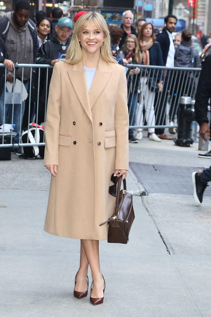 Reese Witherspoon en manteau long beige