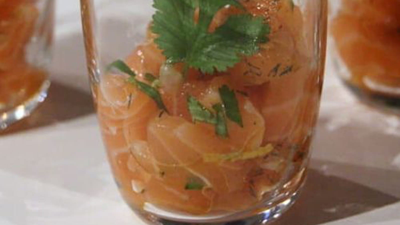 Verrines de tartare de dos de saumon cuit au sel