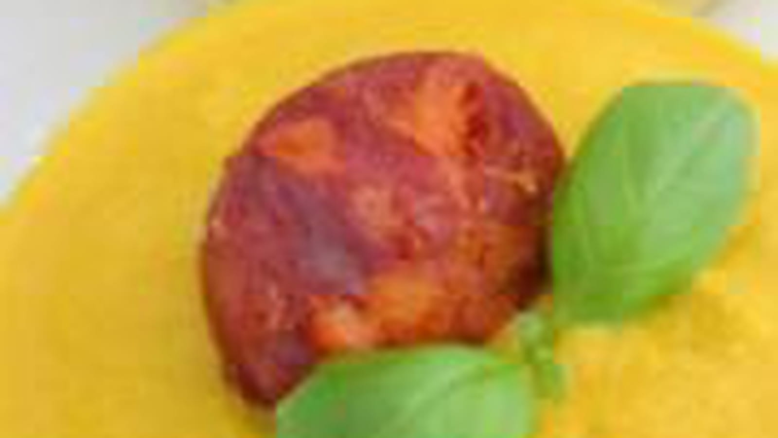 Crème épicée de carottes, tofu et dés de chorizo