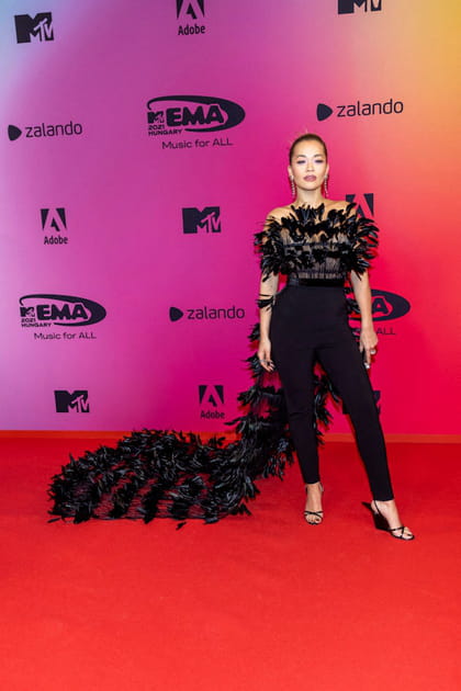 Rita Ora en combinaison &agrave; plumes