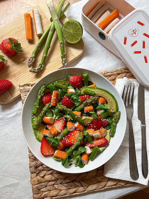 Salade de surimi, fraises et asperges