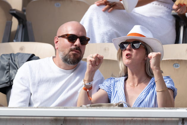 Kyan Khojandi et sa femme Christine Giua dans les gradins de Roland-Garros
