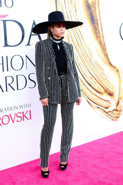 Beyonc&eacute; en smoking ray&eacute; et fedora noir