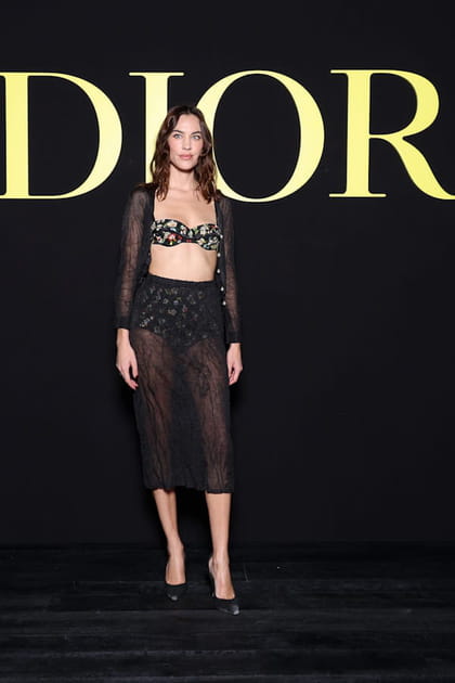 Alexa Chung en bandeau et jupe noire au défilé Dior printemps-été 2024