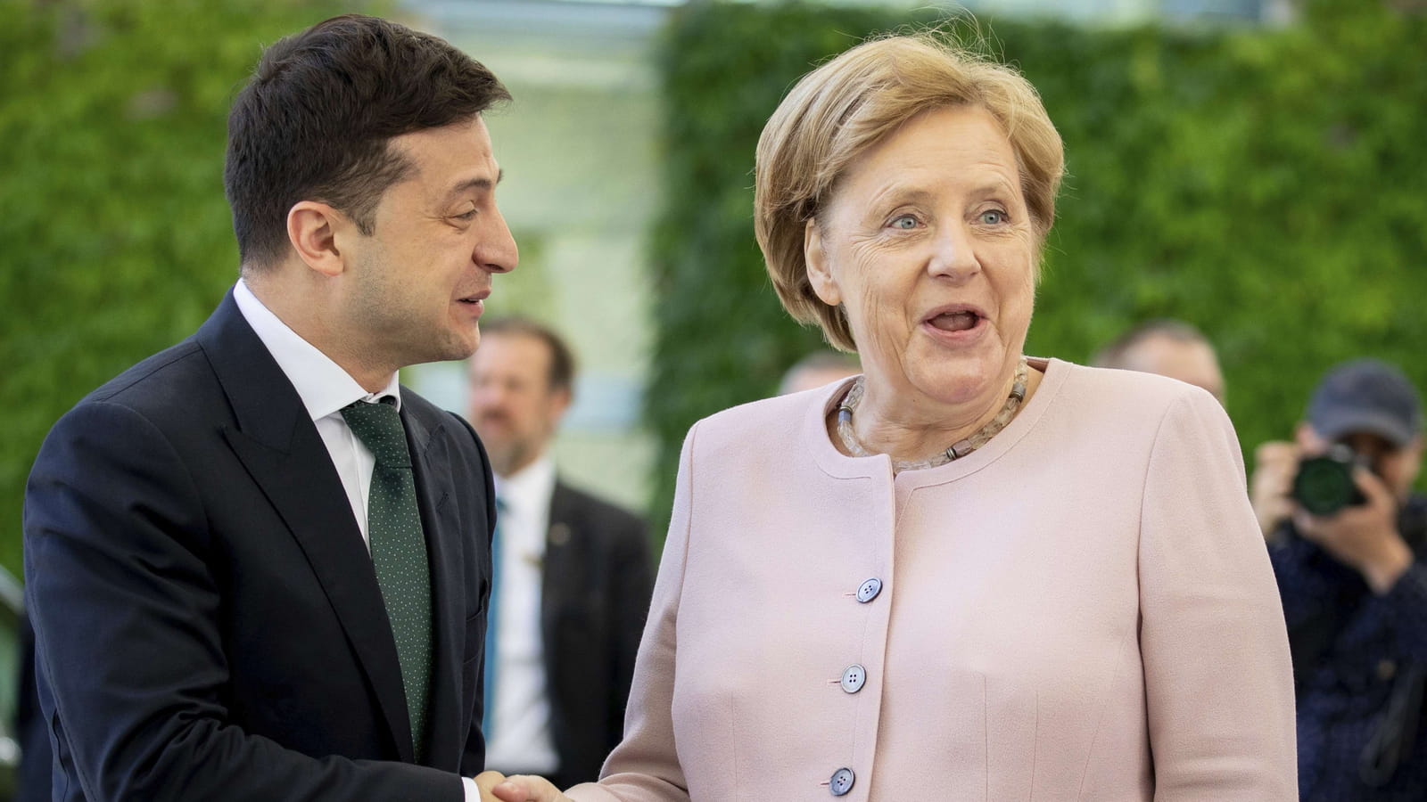Angela Merkel : les poignées de main, ça décoiffe !
