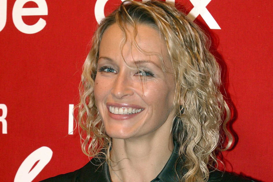 Estelle Lef&eacute;bure, distingu&eacute;e avec son wet-hair look