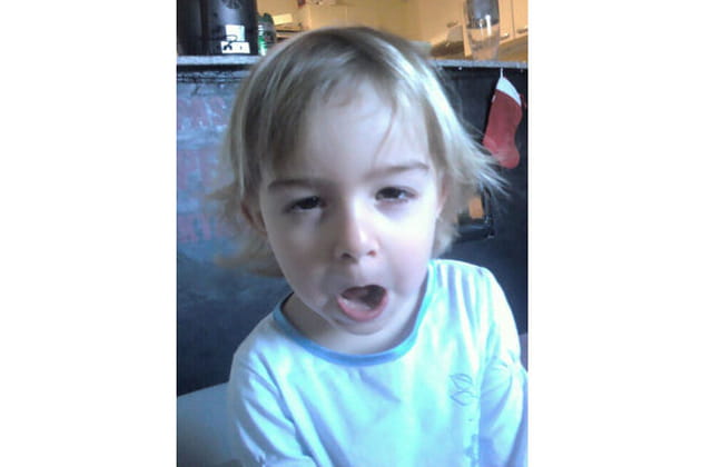 Lilly, mi-endormie, mi-zombie