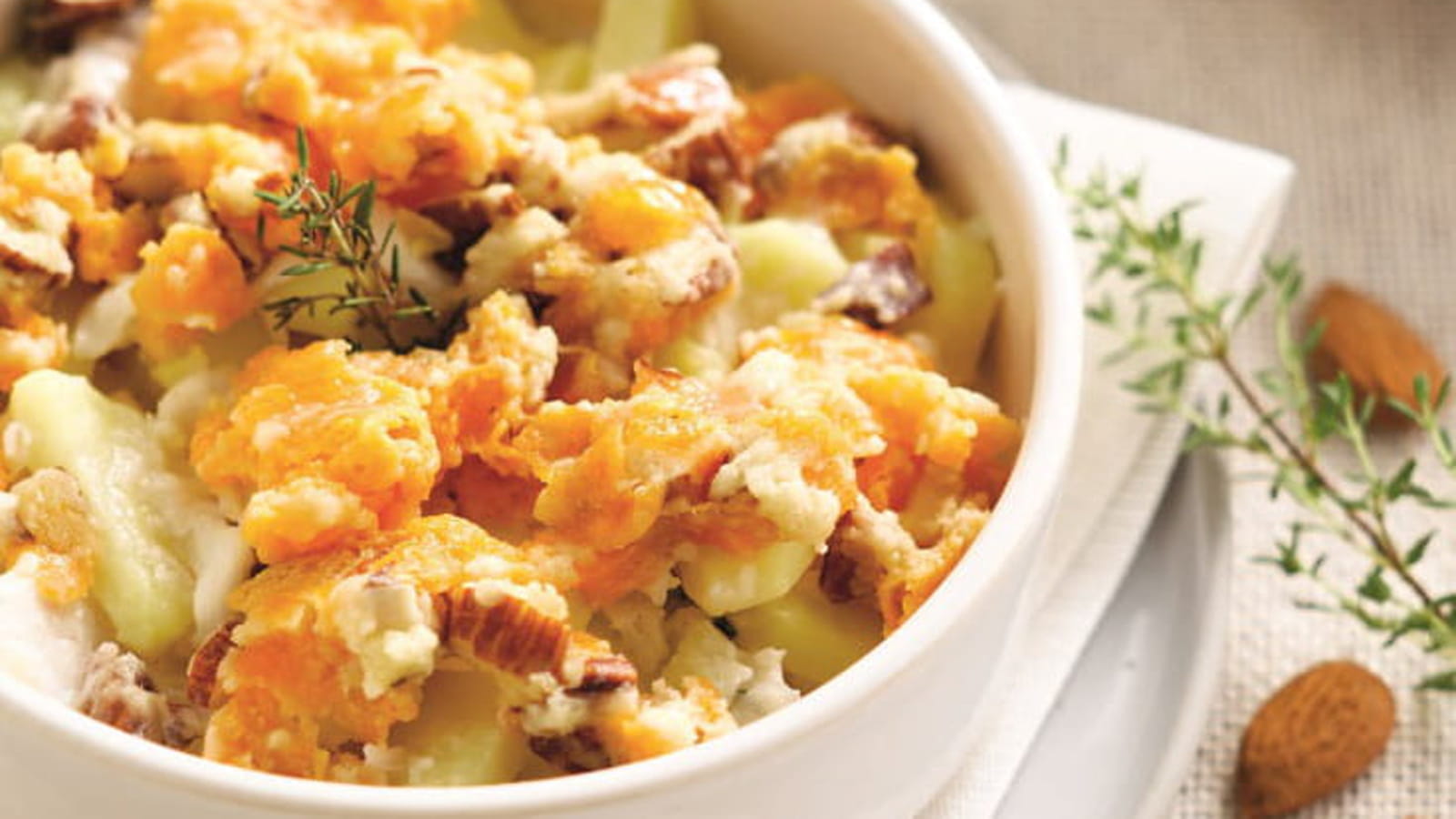 Crumble de pommes de terre, mimolette et colin