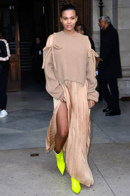 FLOP&nbsp;: Tina Kunakey en robe sweat et bottines fluo