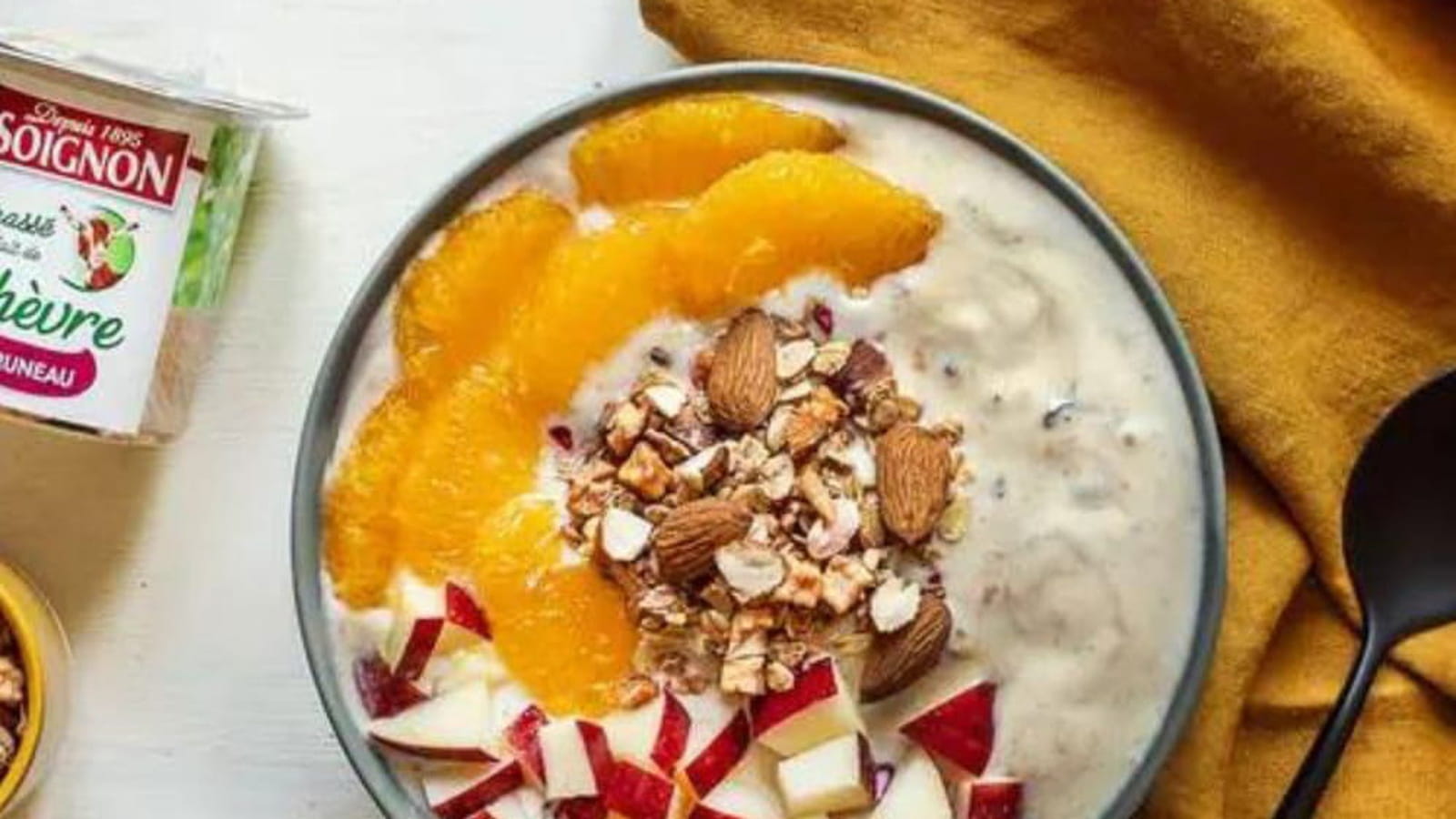 Morning bowl au brassé de lait de chèvre et pruneaux