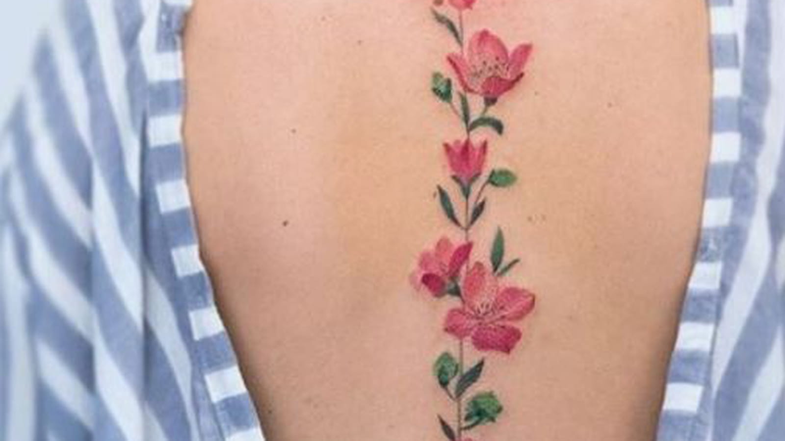 Fleurs romantiques sur la colonne vertébrale