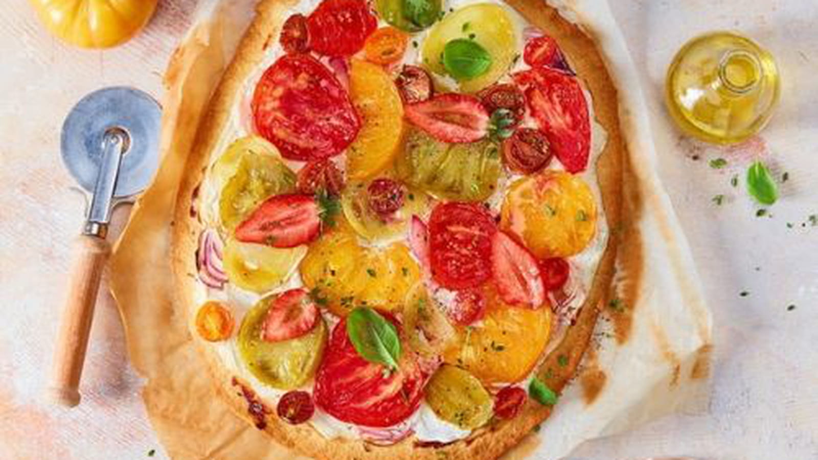 Tarte fine au St Môret®, tomates et touche de fraises