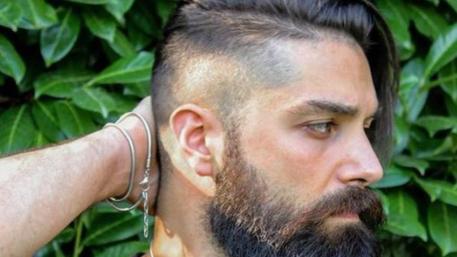 Les cheveux longs avec un côté rasé
