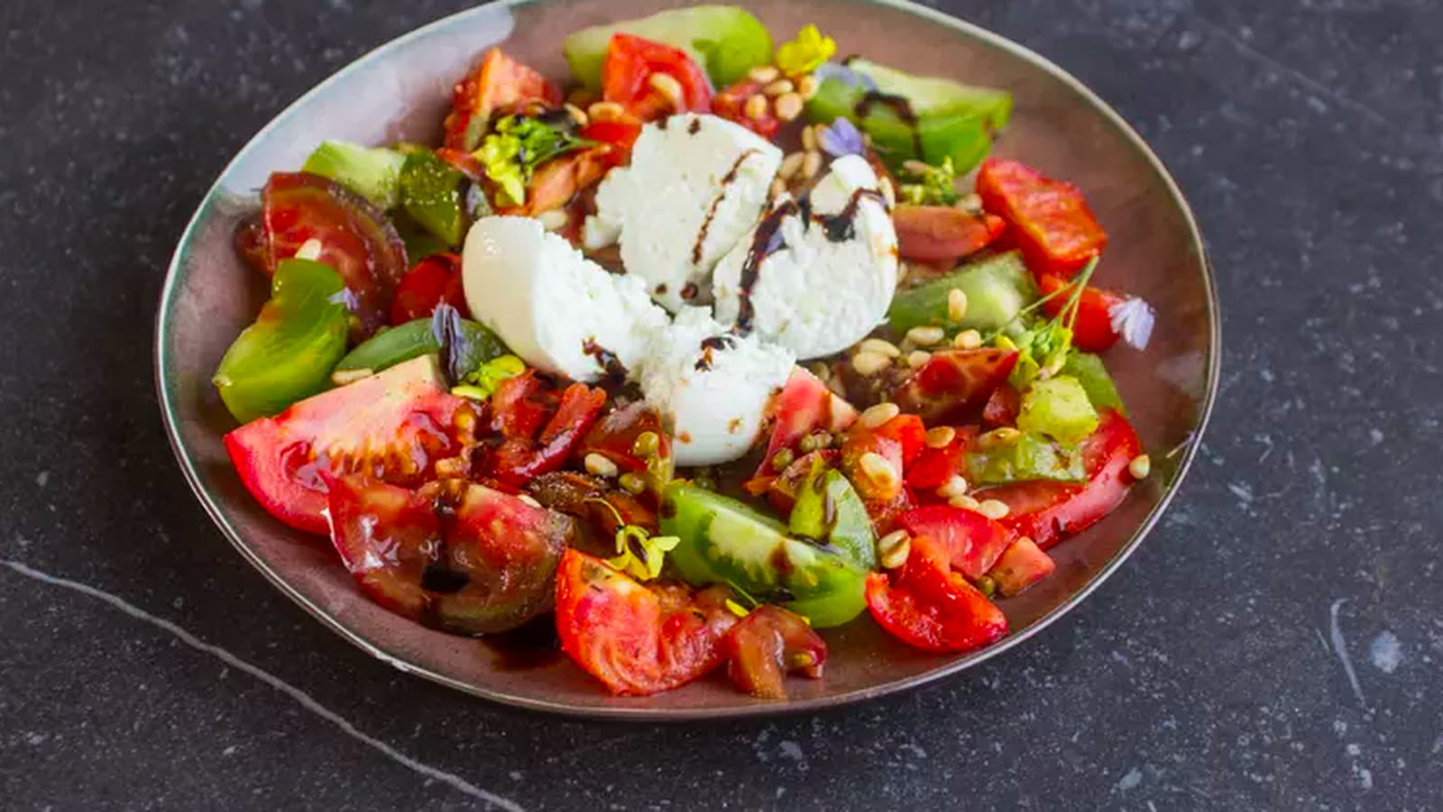 Tomates fumées à la burratta et aux câpres