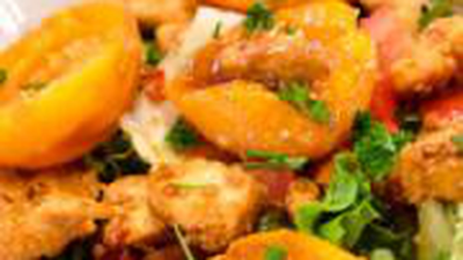 Salade de poulet épicé et abricots frais