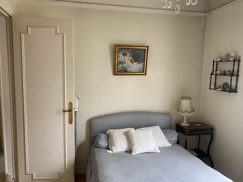 Avant&nbsp;: une chambre aust&egrave;re aux teintes fades