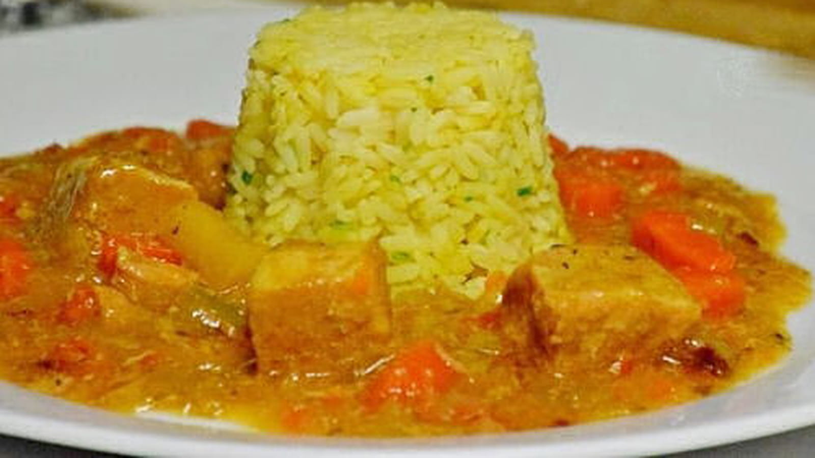 Porc mijoté avec carottes, poireaux et navets