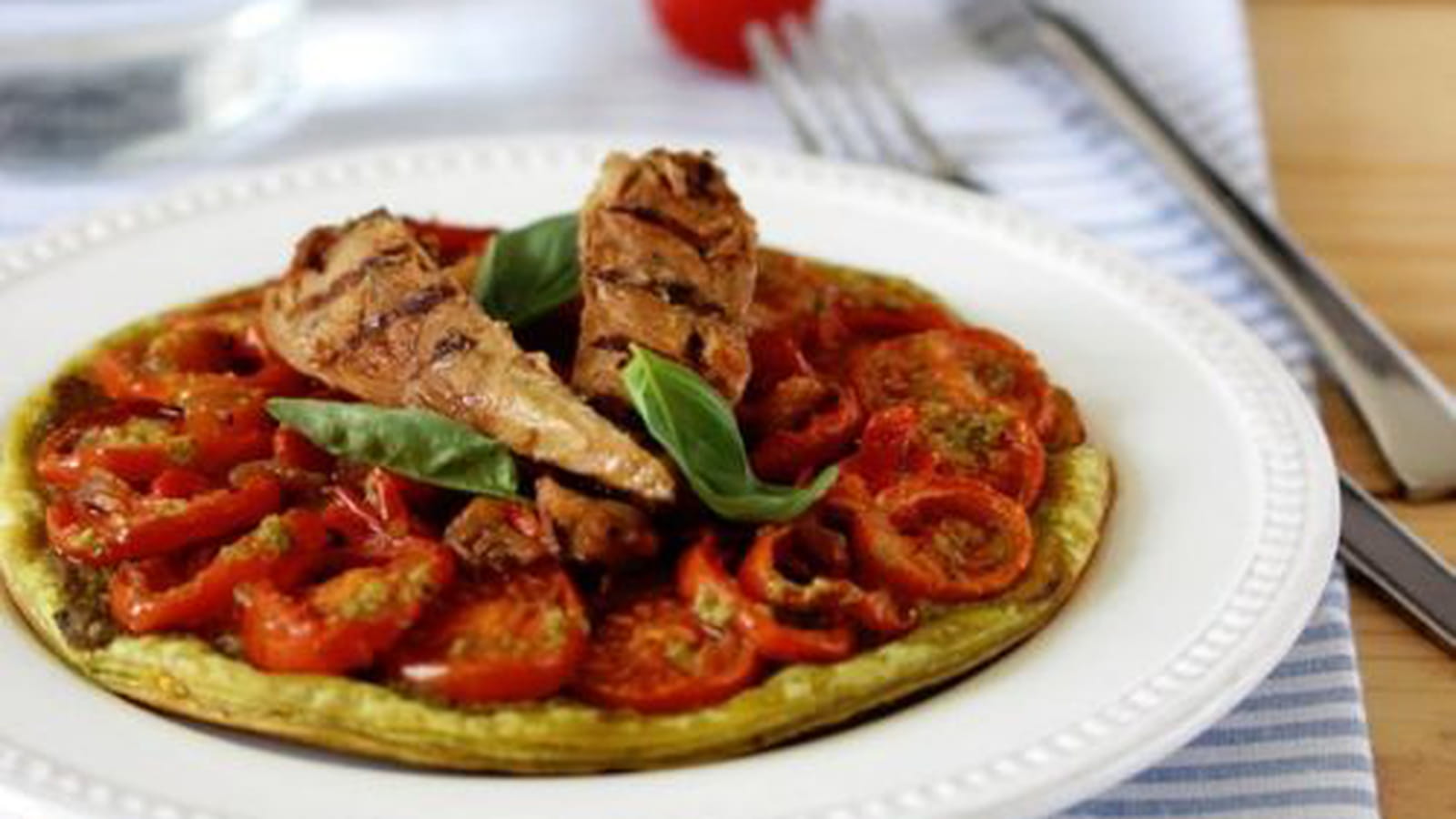 Tartes fines aux tomates et pesto, filets de maquereaux grillés aux légumes du soleil