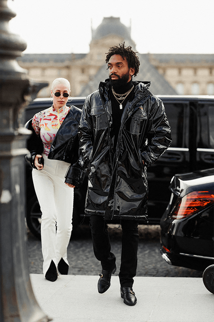 Kerby Jean-Raymond en parka noire en vinyle