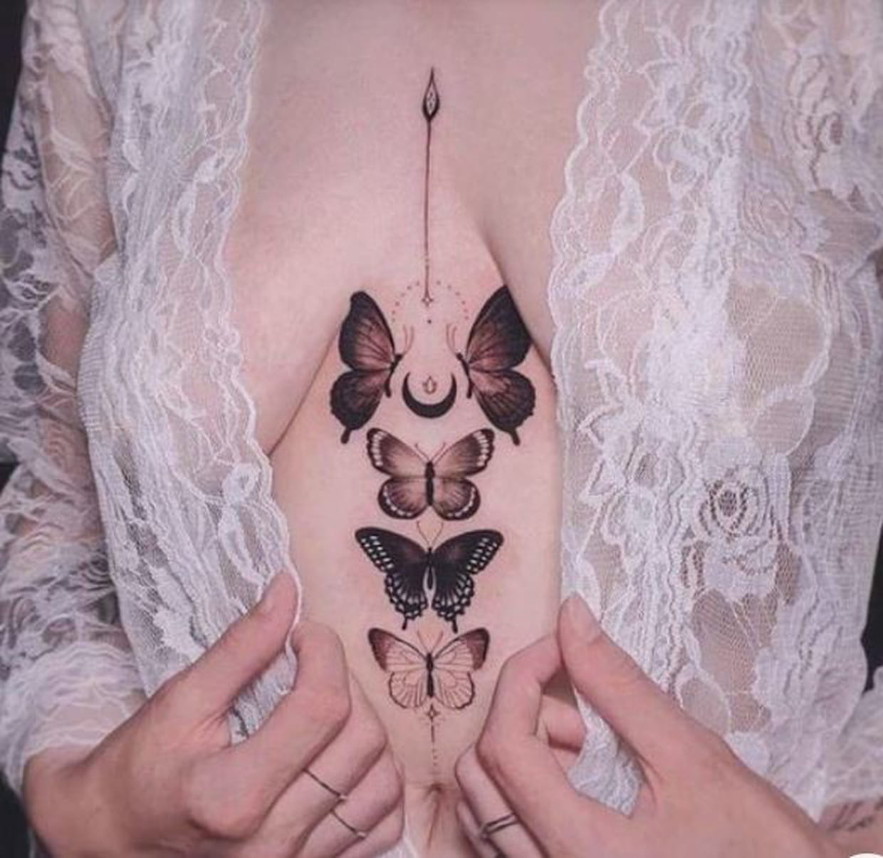 Tatouage Papillon Entre Les Seins Nuée de papillons entre les seins