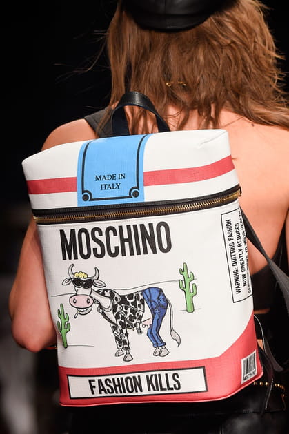 Le sac &agrave; dos paquet de cigarettes du d&eacute;fil&eacute; Moschino