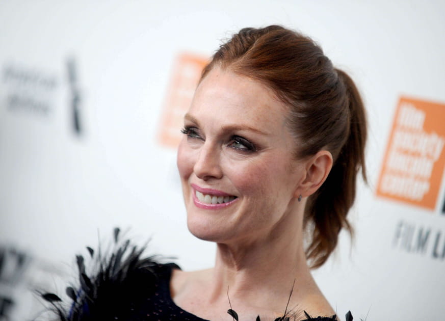 La queue-de-cheval d&eacute;contract&eacute;e de Julianne Moore