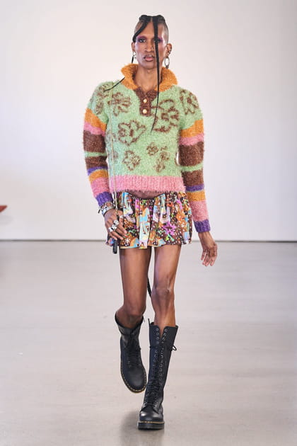 Pull en maille et jupe imprim&eacute;e aper&ccedil;us sur le d&eacute;fil&eacute; Colin Locascio