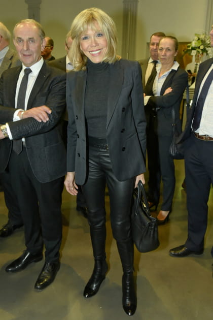 Brigitte Macron en total look noir