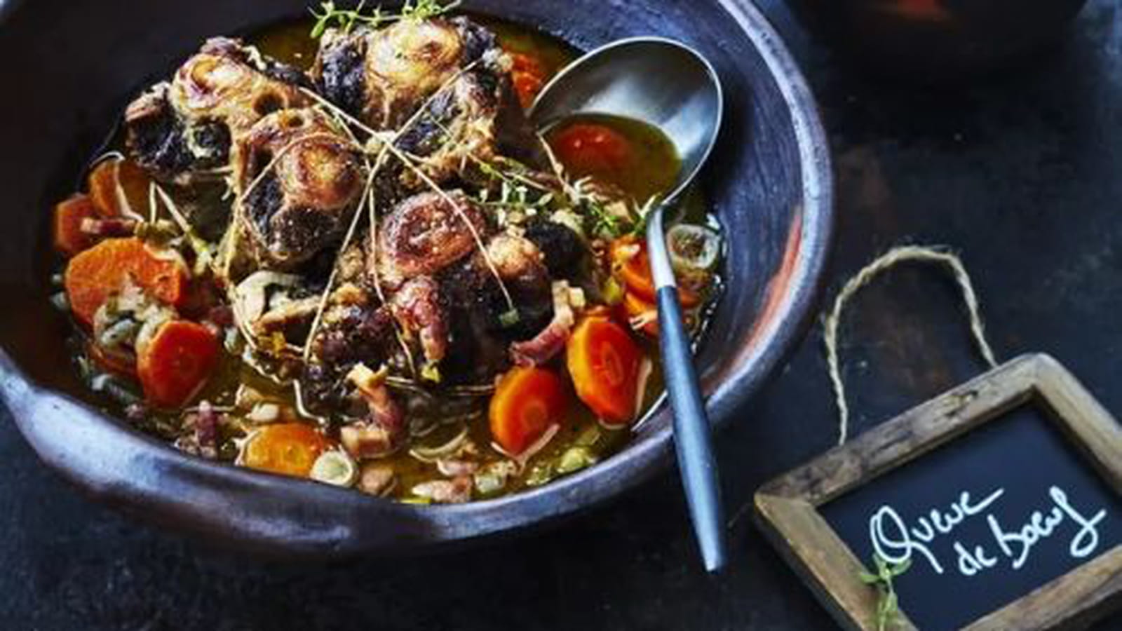 Queue de bœuf braisée et dahl épicé aux lentilles