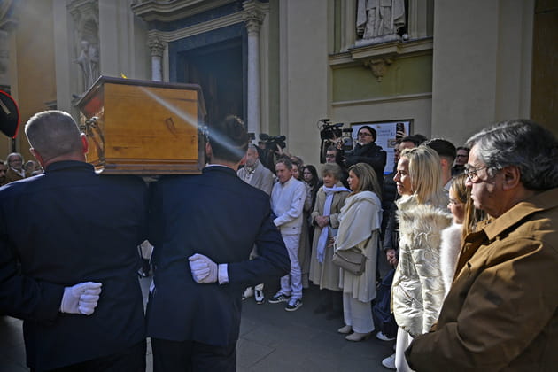 Jacques Olive, l'ex-mari d'Evelyne Leclercq, face au cercueil de l'animatrice