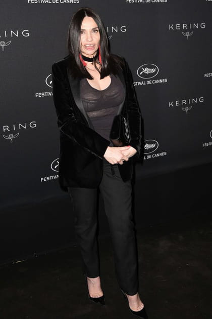 Béatrice Dalle en top transparent et pantalon noir