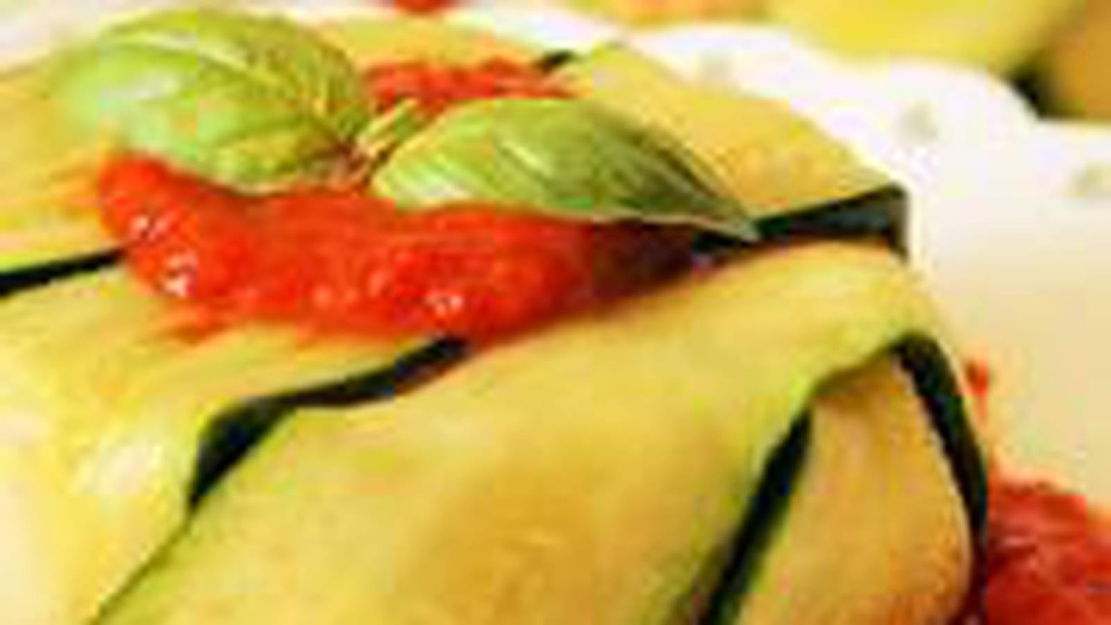 Charlotte de courgettes au chèvre frais, coulis de poivron rouge au basilic