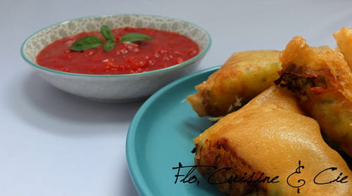 Samoussas frits de courgettes, chèvre et curry