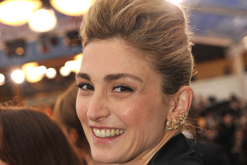 Julie Gayet, fascinante avec son chignon coque