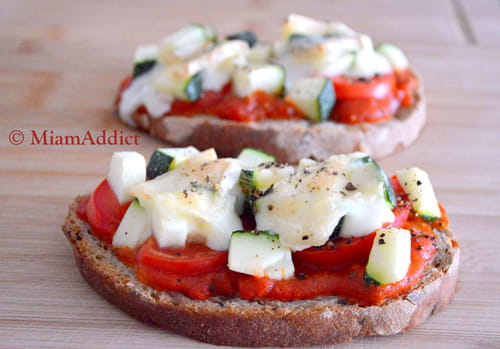 Tartines sauce tomates cerise et parmesan