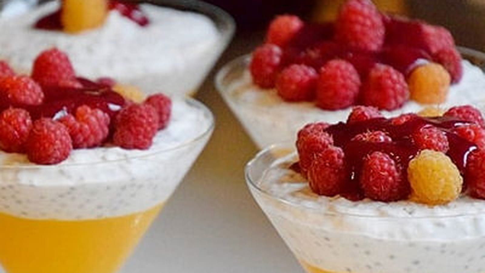 Graines de chia parfumées au lait de coco, mangue et framboises