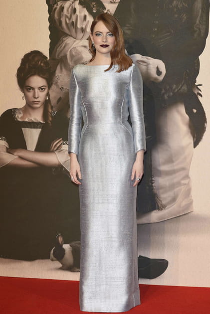 Emma Stone en robe longue argent&eacute;e