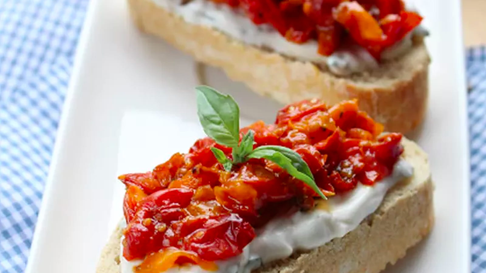 Bruschetta à la ricotta-basilic et compotée de tomates