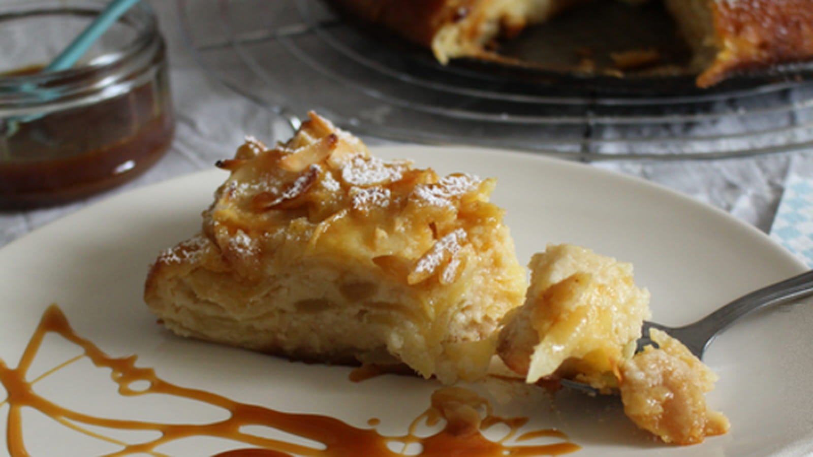 Gâteau invisible aux pommes, amandes et caramel
