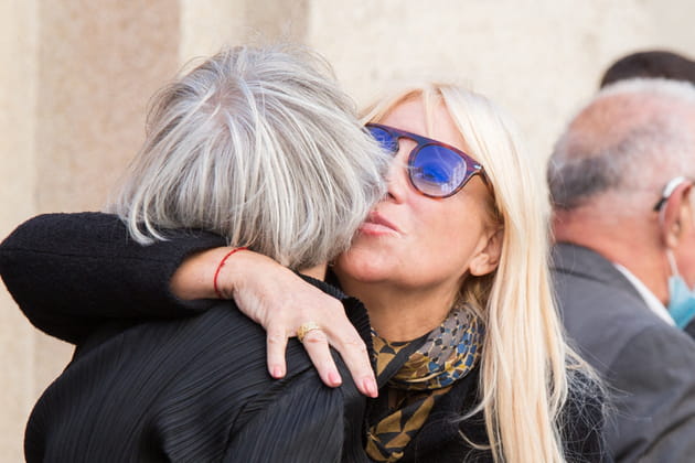 Véronique Néry embrasse les invités