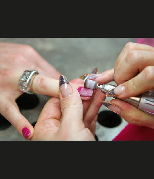 Une manucure rose et argent