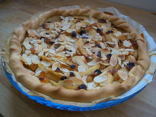 Tarte aux pommes, amandes effilées et raisins blonds