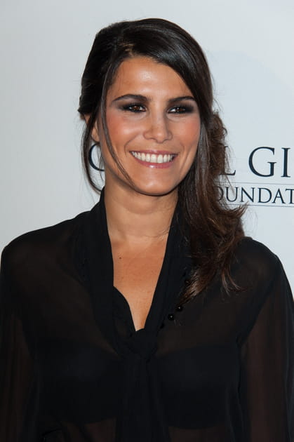 Karine Ferri, raffin&eacute;e avec ses cheveux nou&eacute;s sur le c&ocirc;t&eacute;