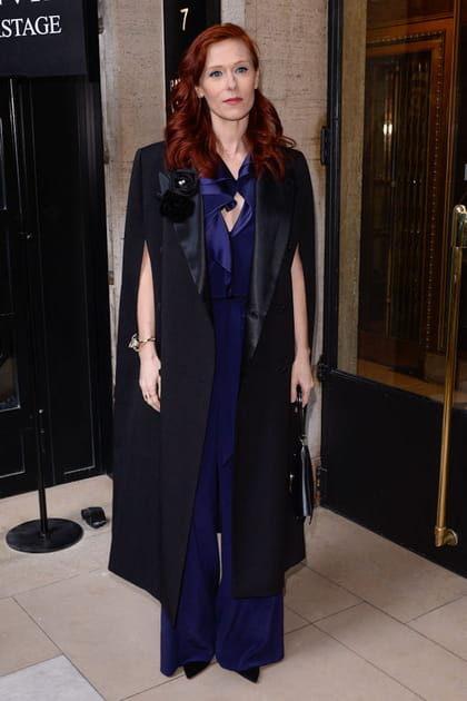 Audrey Fleurot en veste noire sans manches et ensemble marine