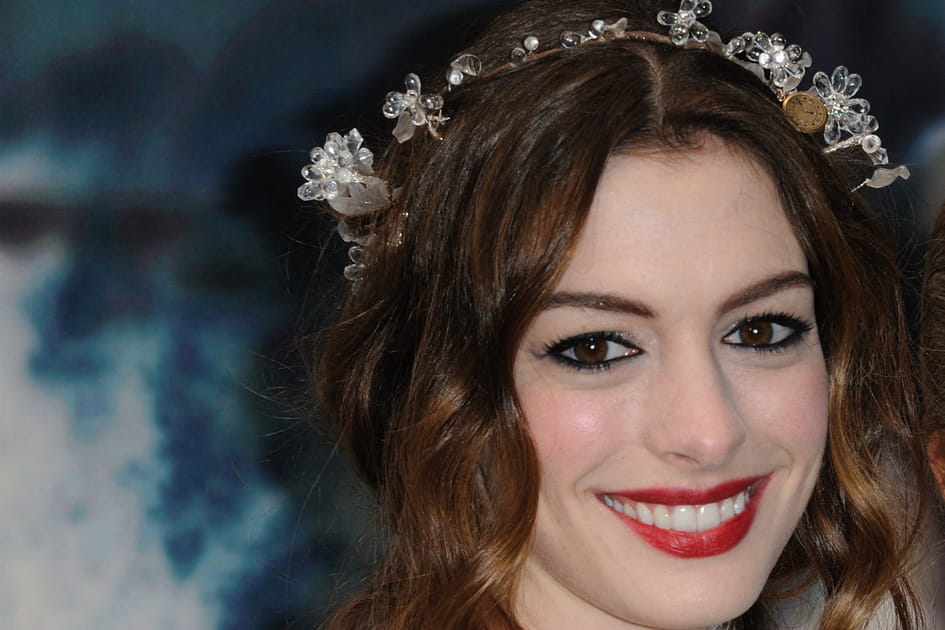 La bouche rouge d'Anne Hathaway