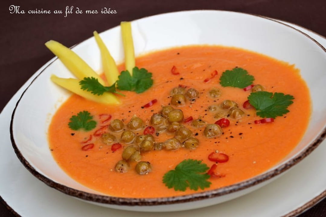 Soupe de carottes à la mangue et au lait de coco, pois chiches grillés