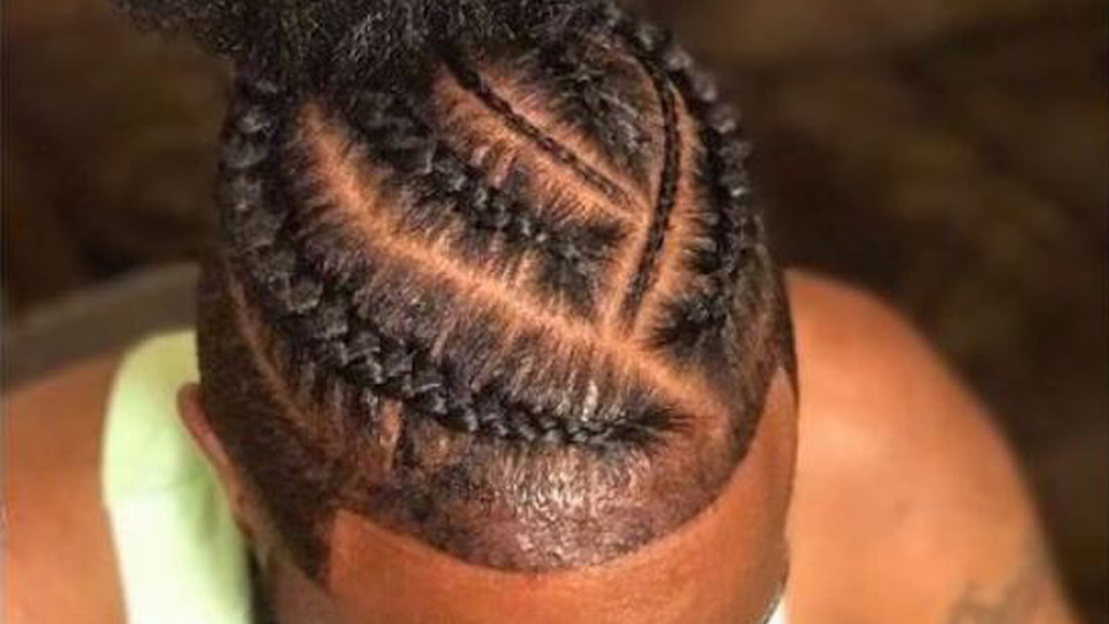 Les cheveux frisés et tresses collées