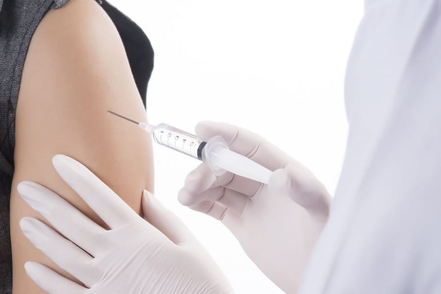 Une sage-femme peut désormais vacciner l'entourage des bébés